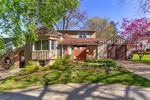 6427 Forest Ct, Windsor Heights, IA 50324