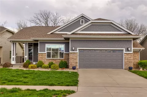 1595 SE Oxford Dr, Waukee, IA 50263