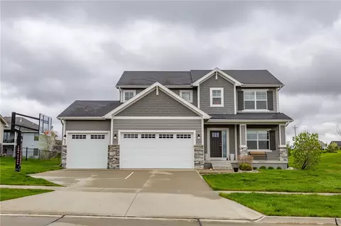 5334 163rd St, Urbandale, IA 50323
