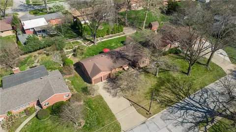 1905 74th St, Windsor Heights, IA 50324