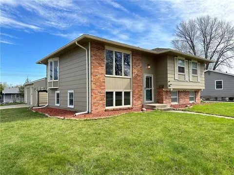 301 10th St SE, Altoona, IA 50009