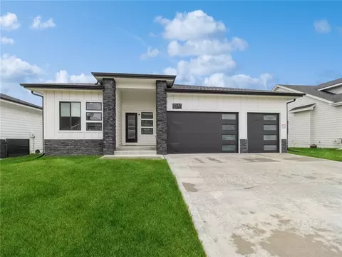 5547 147th St, Urbandale, IA 50323