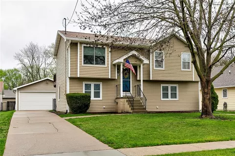 4305 66th St, Urbandale, IA 50322