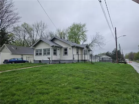 1260 E 27th St, Des Moines, IA 50317