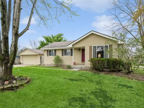 305 11th Ave NW, Altoona, IA 50009