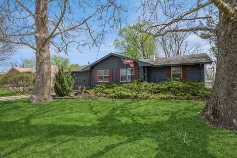 8045 Ridgeview Dr, Des Moines, IA 50320