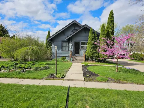 925 Maple St, Waukee, IA 50263
