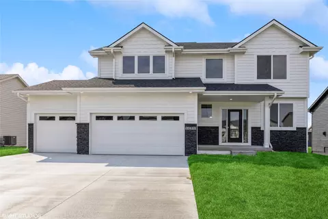 14210 N Valley Dr, Urbandale, IA 50323