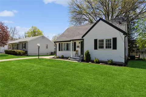 4014 71st St, Urbandale, IA 50322