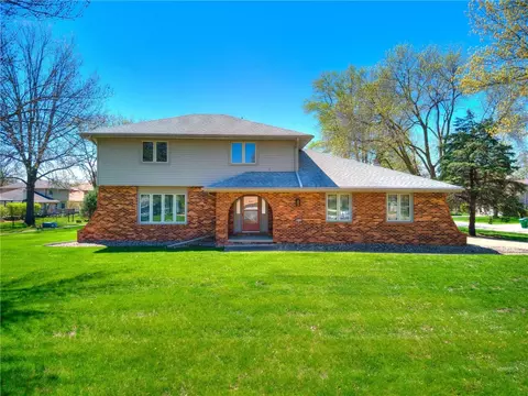 7604 Iltis Dr, Urbandale, IA 50322