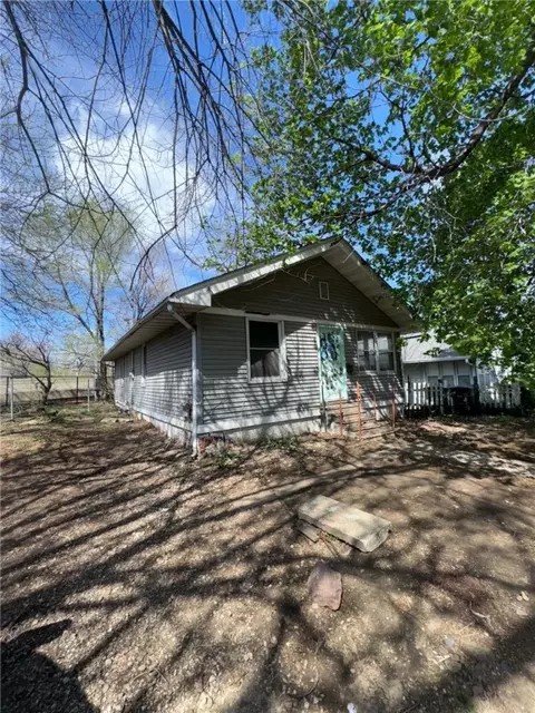 2819 Rollins Ave, Des Moines, IA 50312