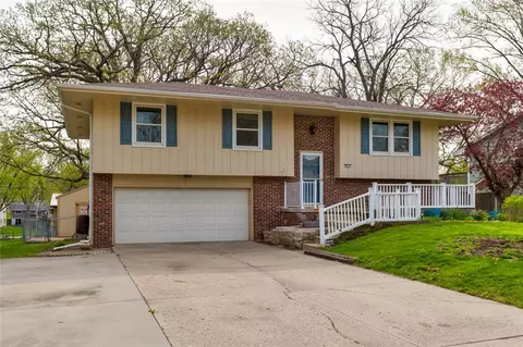 4521 68th St, Urbandale, IA 50322