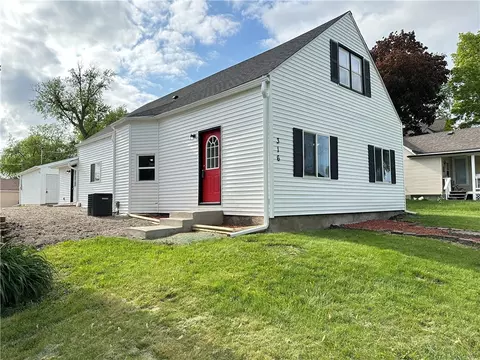 316 7th St, West Des Moines, IA 50265