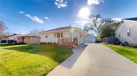 3916 69th St, Urbandale, IA 50322