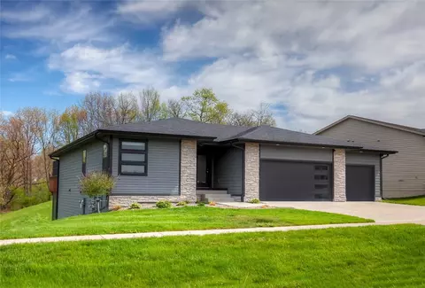 5620 Sunburst Dr, Pleasant Hill, IA 50327