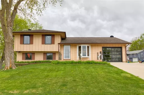 4588 Lakewood Dr, Norwalk, IA 50211
