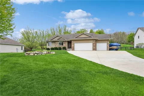 950 Woodland Dr, Carlisle, IA 50047