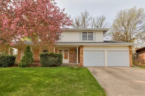 9452 Indian Hills Dr, Clive, IA 50325