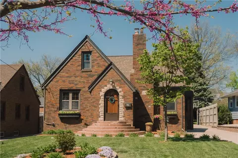 4211 Franklin Ave, Des Moines, IA 50310