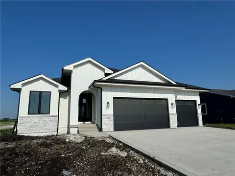 1300 Deer Ridge Dr NW, Bondurant, IA 50035