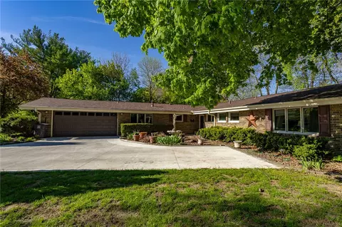 4902 SW 17th St, Des Moines, IA 50315