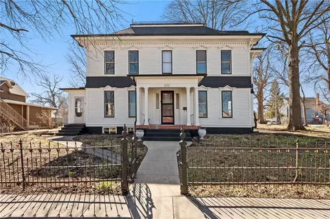 202 2nd St SE, Altoona, IA 50009