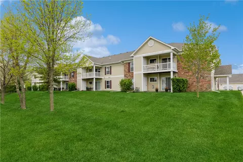 2156 NW 156th St #11, Clive, IA 50325