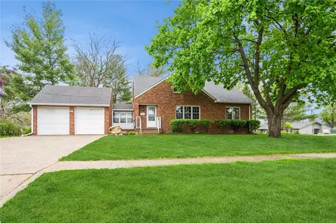 102 4th St SE, Altoona, IA 50009