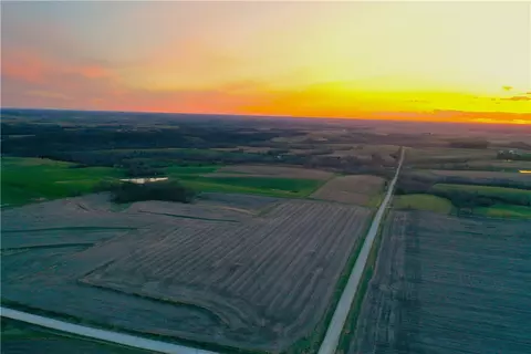 001 Pioneer St, Lacona, IA 50139
