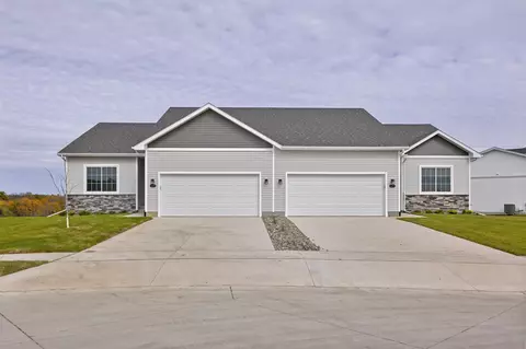 16719 Walnut Meadows Cir, Urbandale, IA 50323
