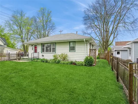 205 S E St, Indianola, IA 50125