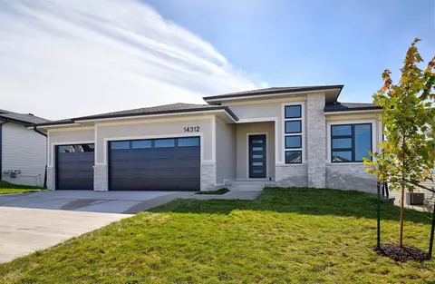 14312 Persimmon Dr, Urbandale, IA 50323