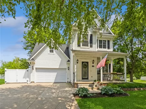809 75th St, West Des Moines, IA 50266