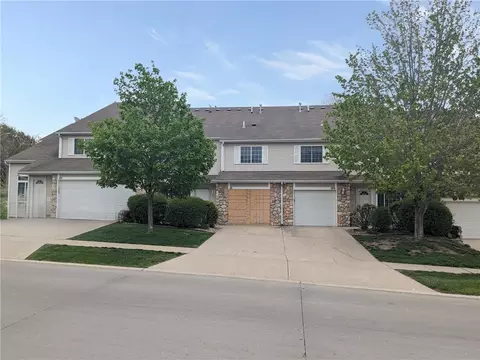 3799 Village Run Dr #102, Des Moines, IA 50317