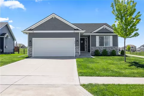 610 SE Maxwell Dr, Waukee, IA 50263