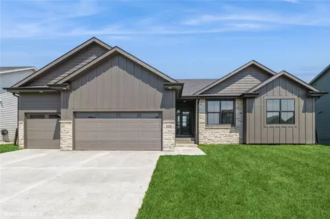 125 NW Hidden Knl, Waukee, IA 50263