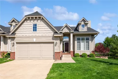 6980 Cody Dr #16, West Des Moines, IA 50266