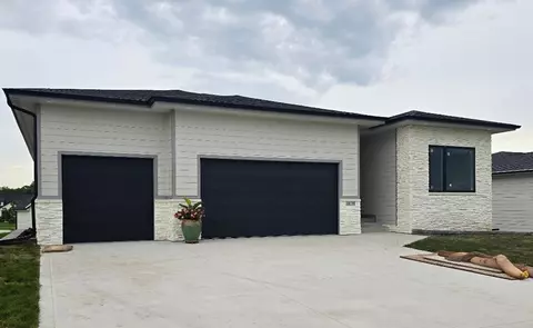 2804 NE Brentwood Cir, Grimes, IA 50111