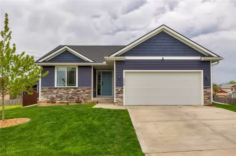 5328 St Andrews Cir, Des Moines, IA 50320