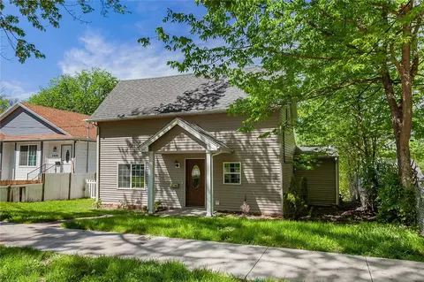 3832 15th St, Des Moines, IA 50313