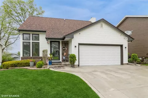 7069 Brookview Dr, Urbandale, IA 50322