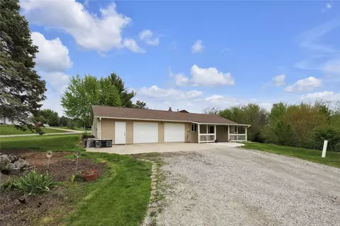 100 Bream Ct, Pella, IA 50219