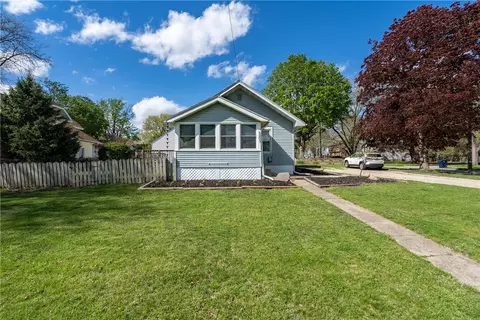 6803 Roseland Dr, Urbandale, IA 50322