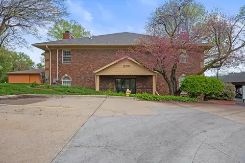 1209 50th St #8, West Des Moines, IA 50266