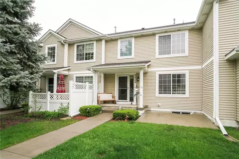 9924 Country View Ln, Johnston, IA 50131