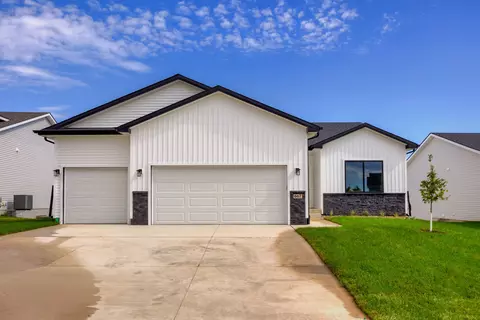 667 Milan St, West Des Moines, IA 50266