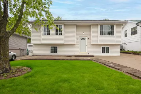 1855 Glenwood Cir, Des Moines, IA 50320
