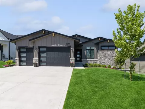 10137 Empire Ct, West Des Moines, IA 50266