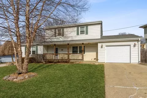9027 Franklin Ave, Clive, IA 50325
