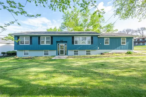 407 NW 2nd St, Stuart, IA 50250